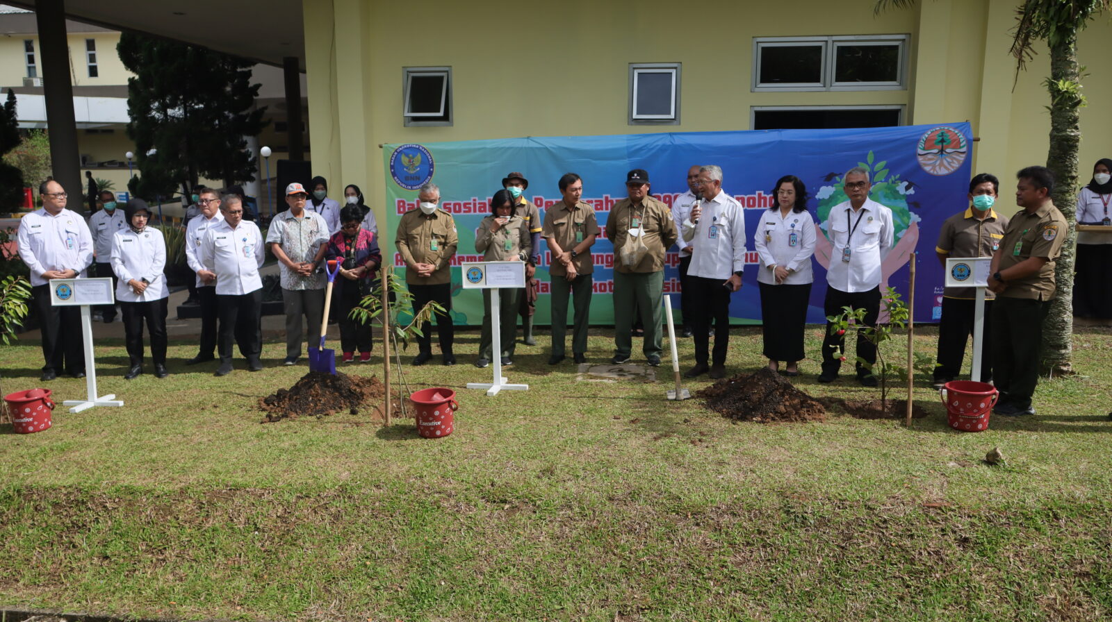 Kunjungan dan Bakti sosial Kementrian LHK di Balai Besar Rehabilitasi BNN Kunjungan dan Bakti sosial Kementrian LHK di Balai Besar Rehabilitasi BNN