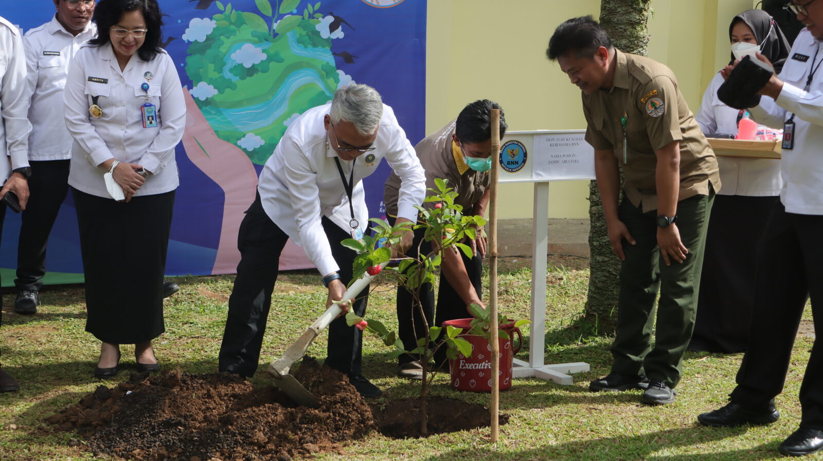 Kunjungan dan Bakti sosial Kementrian LHK di Balai Besar Rehabilitasi BNN Kunjungan dan Bakti sosial Kementrian LHK di Balai Besar Rehabilitasi BNN