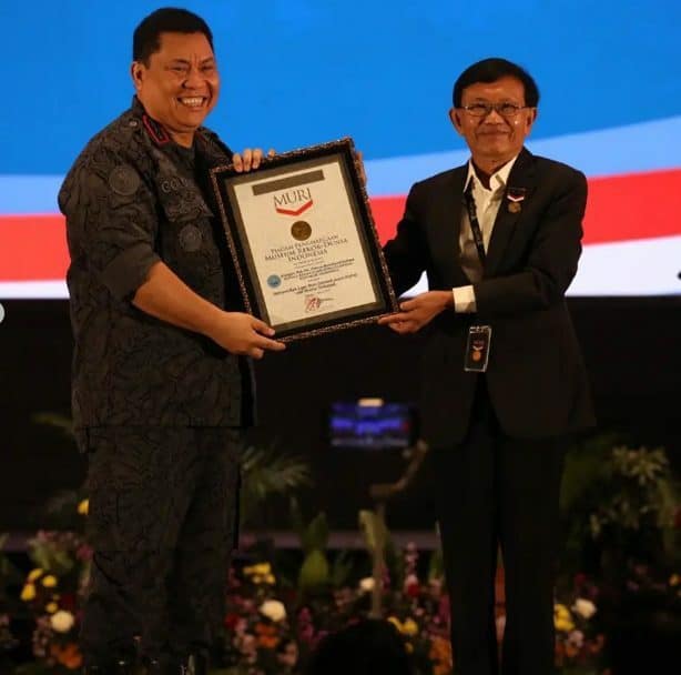 PECAHKAN REKOR MURI, BNN RI GEMAKAN WAR ON DRUGS LEWAT LANTUNAN “ANTI NARKOTIKA” KE SELURUH PENJURU NEGERI PECAHKAN REKOR MURI, BNN RI GEMAKAN WAR ON DRUGS LEWAT LANTUNAN “ANTI NARKOTIKA” KE SELURUH PENJURU NEGERI