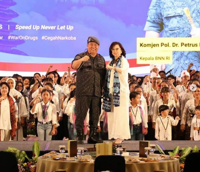 PECAHKAN REKOR MURI, BNN RI GEMAKAN WAR ON DRUGS LEWAT LANTUNAN "ANTI NARKOTIKA" KE SELURUH PENJURU NEGERI PECAHKAN REKOR MURI, BNN RI GEMAKAN WAR ON DRUGS LEWAT LANTUNAN “ANTI NARKOTIKA” KE SELURUH PENJURU NEGERI