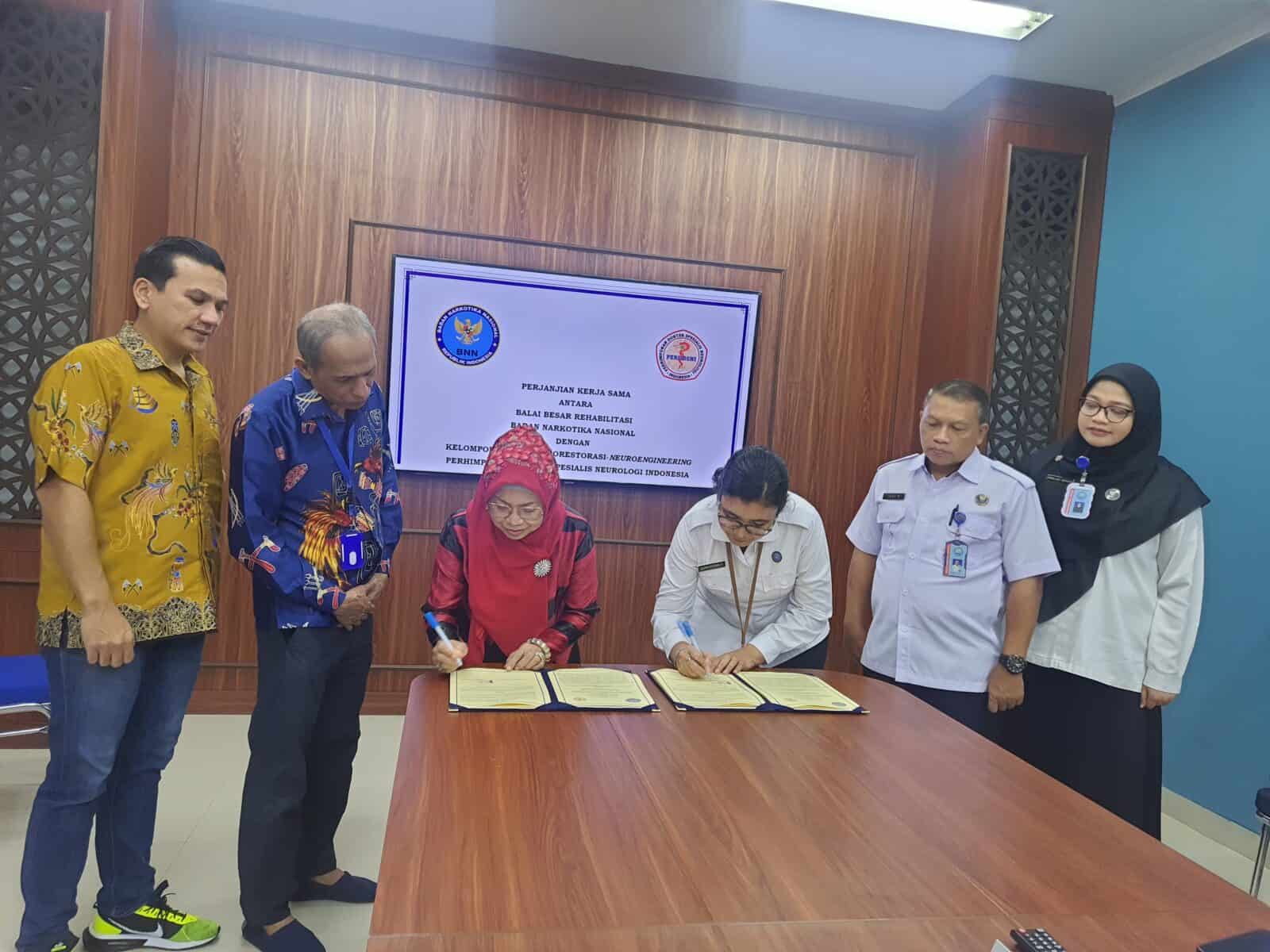 Penandatanganan Perjanjian Kerja Sama Antara Balai Besar Rehabilitasi BNN dengan Kelompok Kerja Neurorestorasi-Neuroengineering Perhimpunan Dokter Spesialis Neurologi Indonesia Penandatanganan Perjanjian Kerja Sama Antara Balai Besar Rehabilitasi BNN dengan Kelompok Kerja Neurorestorasi-Neuroengineering Perhimpunan Dokter Spesialis Neurologi Indonesia